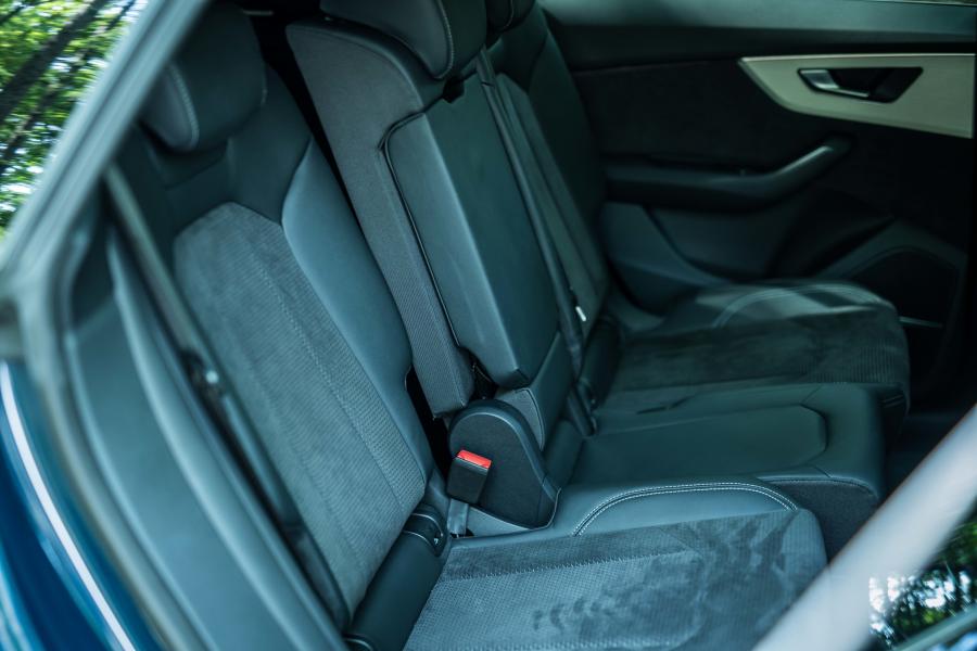 Интерьер Audi Q8 55 TFSI Quattro S-Line 2019 года  (JP) (фото 32 из 37)